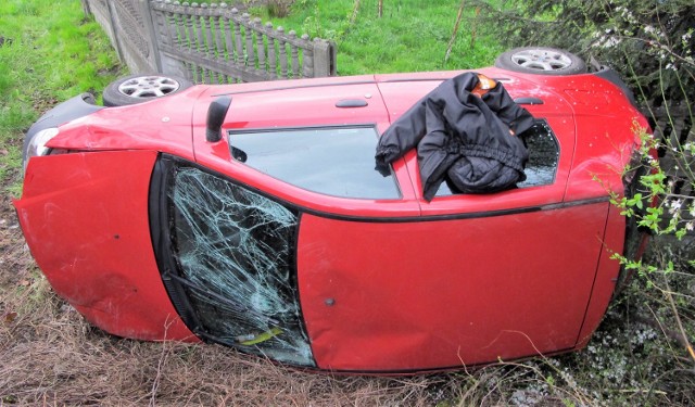 Fiat punto spadł ze skarpy mostu w Bobrku (gmina Chełmek)