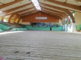 Trwa przebudowa podłóg i świetlików w hali widowiskowo-sportowej w Przodkowie