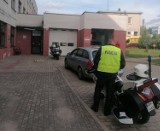 Policjanci eskortowali mieszkańców powiatu opoczyńskiego do szpitala. Opocznianka miała problemy z oddychaniem
