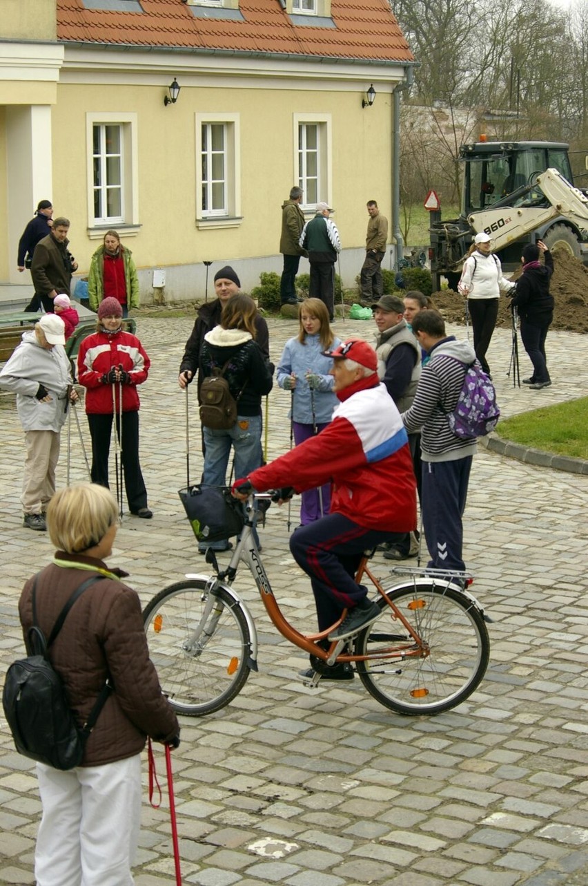 Ponad 90 uczestników imprezy nordic-walking w Ośrodku Edukacji Przyrodniczej w Chalinie