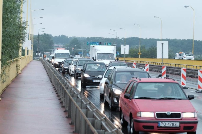 Gdy wcześniej remontowano most Lecha, tworzyły się tu...