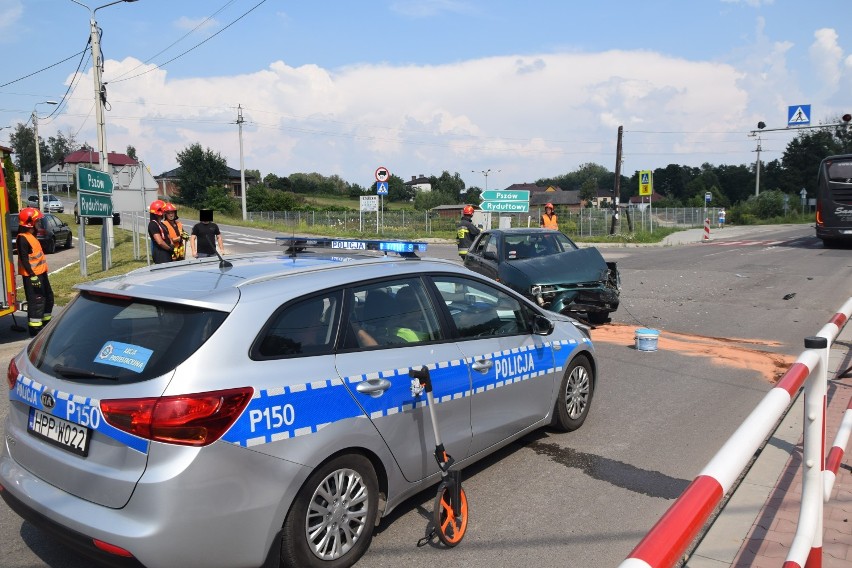 Wypadek w Wodzisławiu Zawadzie. Pijany kierowca wjechał w autobus