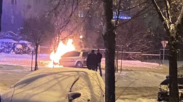 Auto płonące przy Paderewskiego w Radomiu w piątkowy wieczór. Więcej na kolejnych zdjęciach