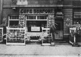 Sklepy w Wałbrzychu 100 lat temu. Tutaj mieszkańcy kupowali jedzenie, stroje, czy meble do domu wiek temu w Waldenburgu. Unikalne zdjęcia