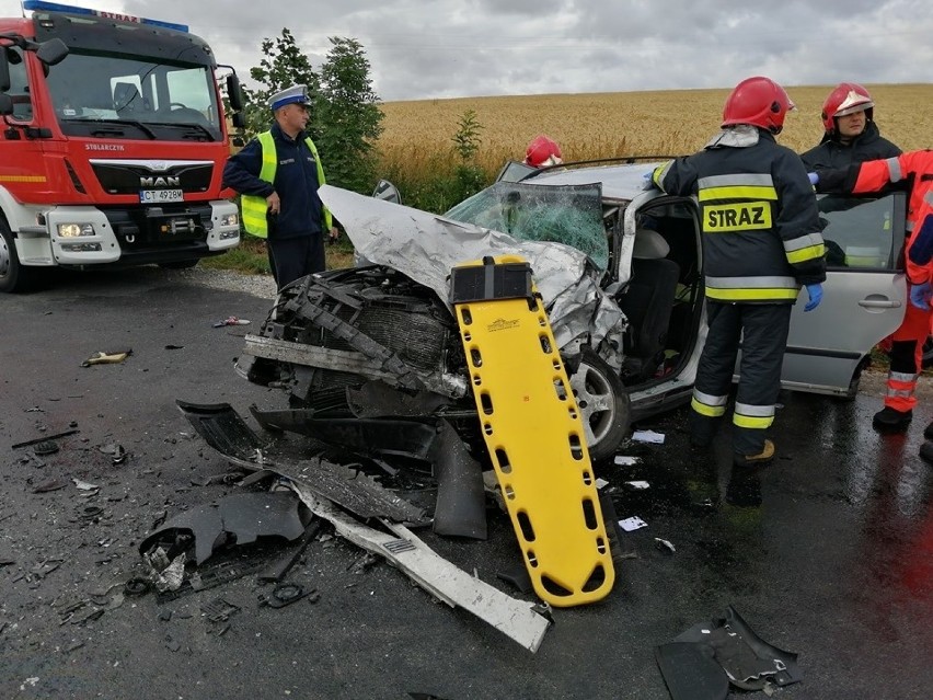 Groźny wypadek w Tucholi. Kierowcy samochodów uwięzieni we wrakach! 