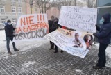 SOSW Gniezno. Przedstawiciele ośrodka nie chcą przenosin na ul. Powstańców Wielkopolskich. Protestowali przed starostwem