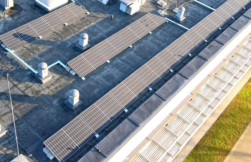 Panele fotowoltaiczne na dachu Mościckiego Centrum Medycznego. Przychodnia liczy na oszczędności w rachunkach