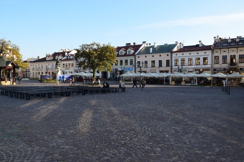 W Rzeszowie rynek coraz bardziej pustoszeje. Powoli znikają z niego ogródki [ZDJĘCIA]