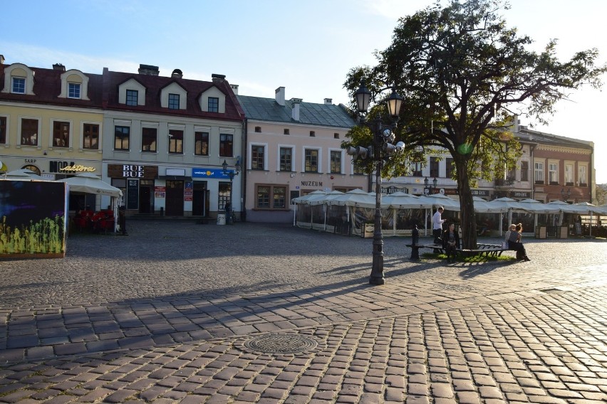 W Rzeszowie rynek coraz bardziej pustoszeje. Powoli znikają z niego ogródki [ZDJĘCIA]