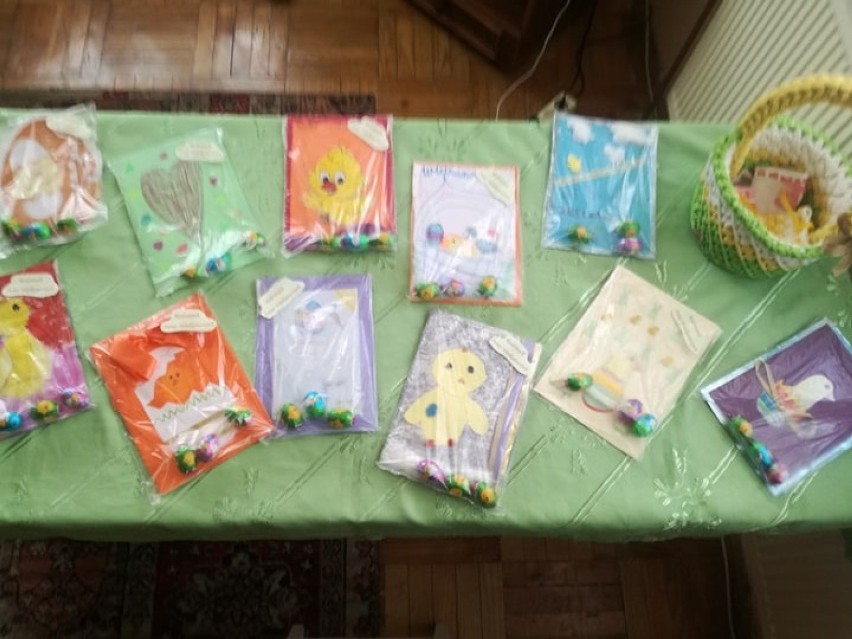 Dzieci ze Szkoły Podstawowej Nr 14  w Krośnie zrobiły wielkanocne kartki dla samotnych seniorów