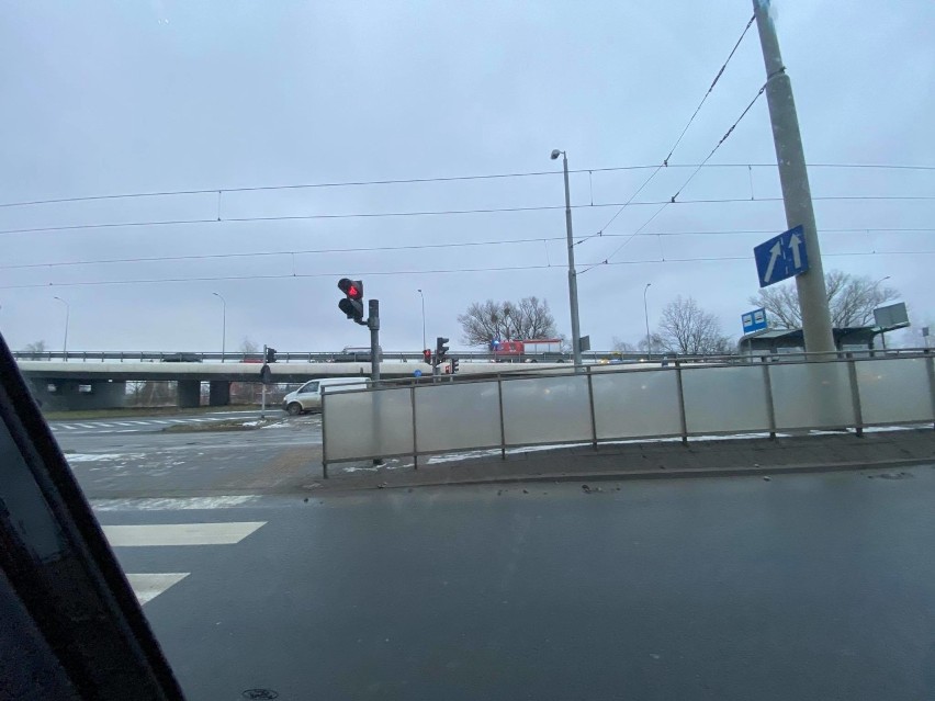 Kolizja na Trasie Zamkowej w Szczecinie. Auto uderzyło w barierki - 2.02.2021