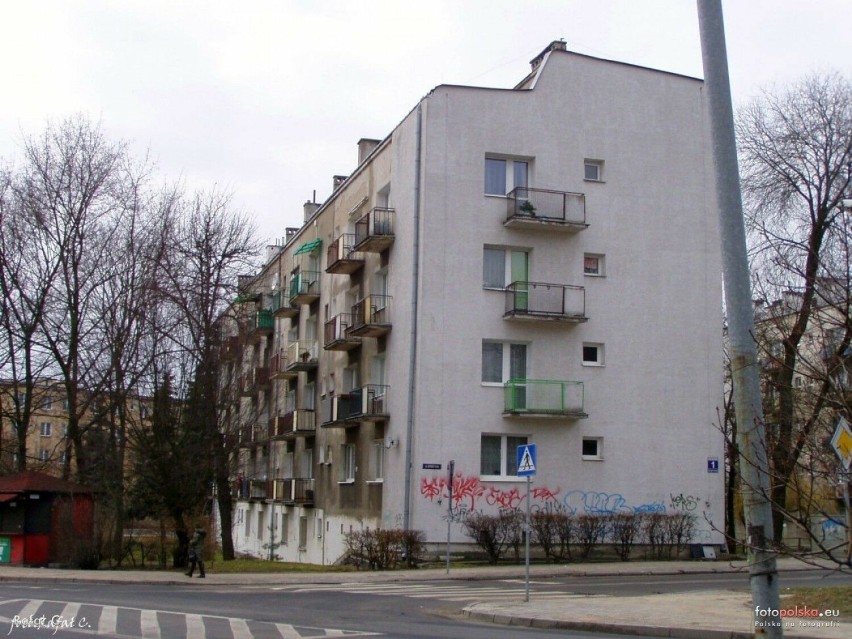 Blok mieszkalny u zbiegu ulic Sportowej i Struga