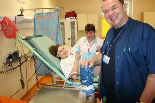 Agnieszka Nieć zdecydowała się na poród "pod gazem" i mogła uśmiechać się do osób przyjmujących na świat jej córeczkę.