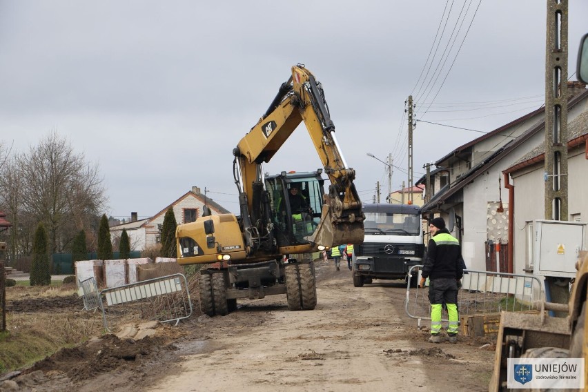 Budowa wodociągu w Brzezinach w gminie Uniejów na półmetku. Inwestycja wchodzi w skład szerszego przedsięwzięcia ZDJĘCIA
