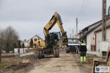 Budowa wodociągu w Brzezinach w gminie Uniejów na półmetku ZDJĘCIA