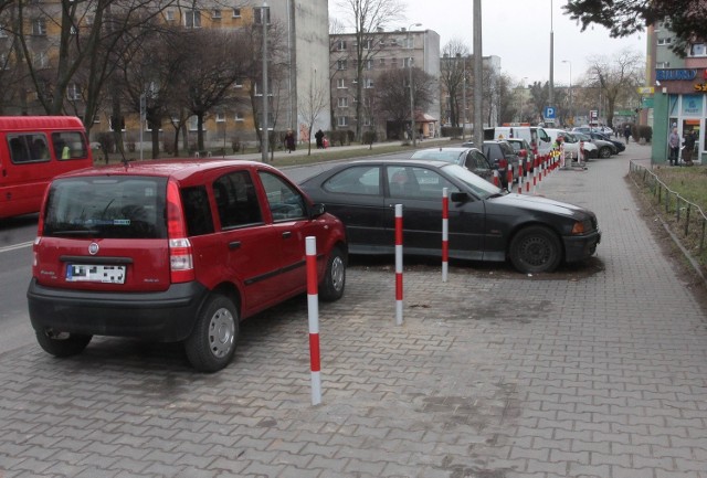 Na chodniku po północnej stronie ulicy Kusocińskiego, przed skrzyżowaniem ze Żwirki i Wigury, są słupki. Pojawią się jeszcze dwa w miejscu pozostawionego BMW, które musi zostać przeparkowane.