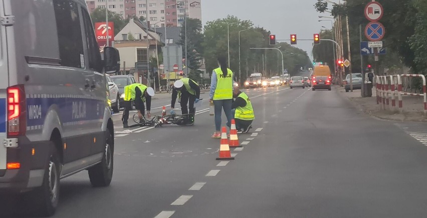 Wypadek w Stargardzie. 29-latek na rowerze wjechał pod samochód