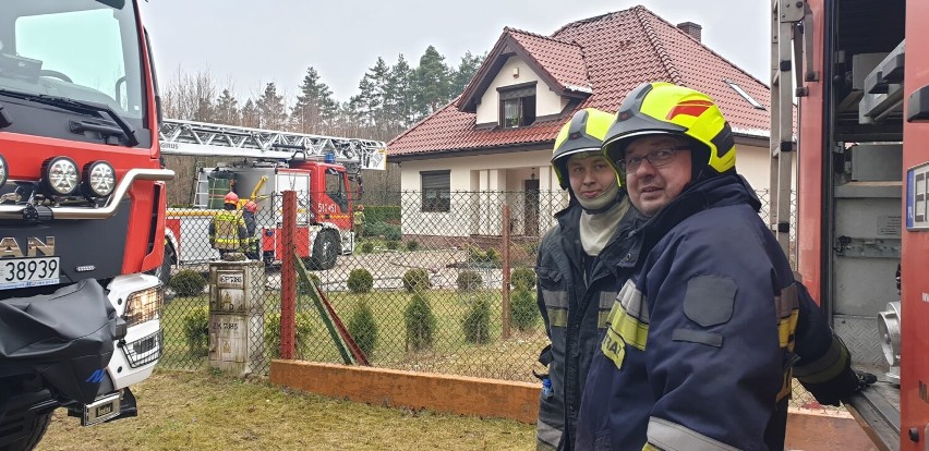 Strażacy z Radomska gasili pożar domu w Bobrach w gm. Radomsko [ZDJĘCIA]