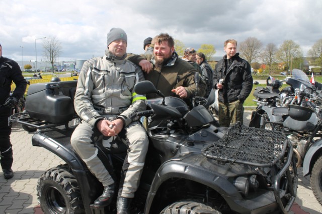 Poświęcenie motocykli pod figurą Chrystusa w Świebodzinie wstępem do otwarcie sezonu, które odbyło się w miejscowości Łąkie (gm. Skąpe)