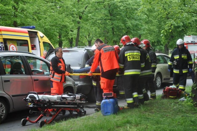 Na ul. Kilińskiego w Śremie, na wysokości jednostki wojskowej doszło z pozoru do niegroźnie wyglądającej stłuczki trzech samochodów osobowych. Jak się jednak okazało trzy pasażerki tych samochodów ostatecznie zostały zabrane do szpitala. 

WIĘCEJ: Groźna stłuczka w Śremie. Do szpitala trafiły trzy pasażerki