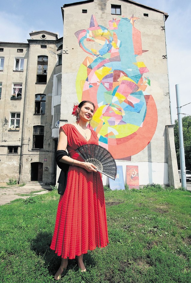 Na tle hiszpańskiej impresji tancerka Małgorzata Wilczyńska, dyrektorkaFestiwalu "Viva Flamenco!".