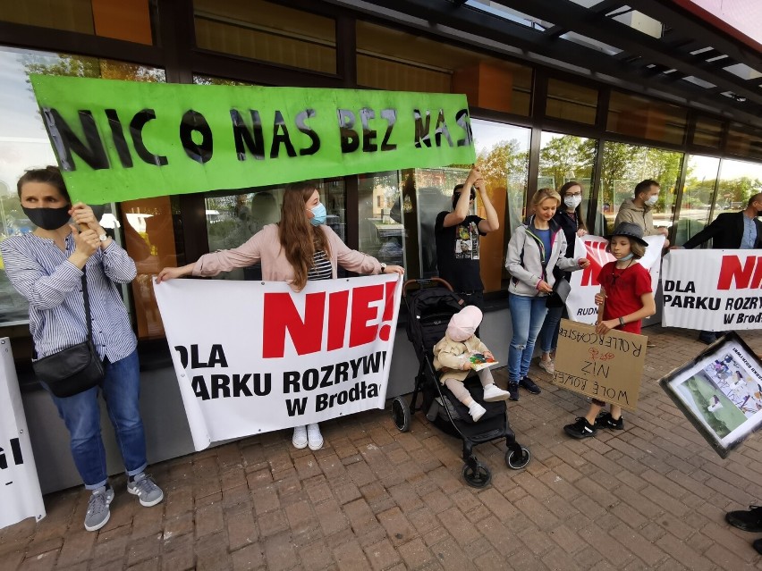 Grupa mieszkańców m.in. Brodeł protestuje przeciwko planom...