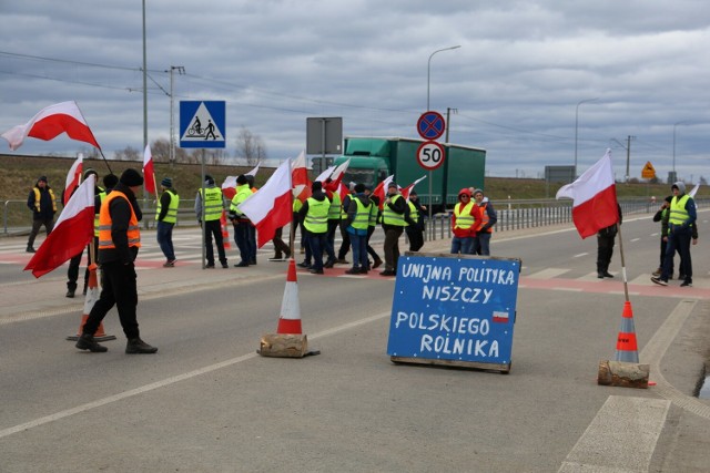 Rolnicza blokada drogi do przejścia granicznego w Medyce. Na miejsce przyjechali m.in. parlamentarzyści Suwerennej Polski.