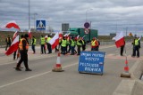 Więcej protestujących na blokadzie drogi dojazdowej do granicy w Medyce [ZDJĘCIA]