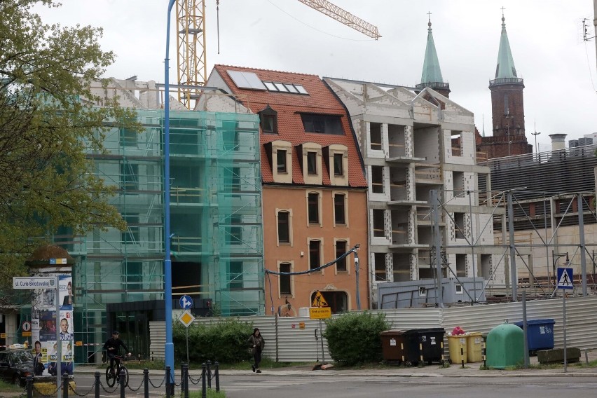 Powstaje nowy budynek w centrum Legnicy, są utrudnienia w ruchu, zobaczcie aktualne zdjęcia