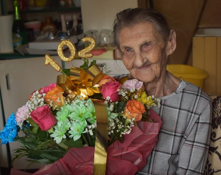 Wizyta gości w dniu 102. urodzin sprawiła pani Marii dużą...