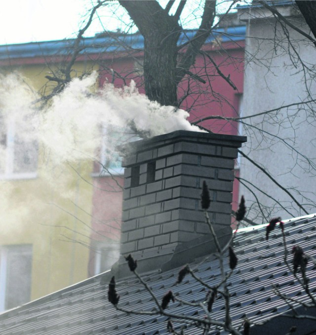 Do wentylacji w blokach dostaje się także dym z kominów innych budynków. Recepta? Wietrzmy mieszkania, także zimą