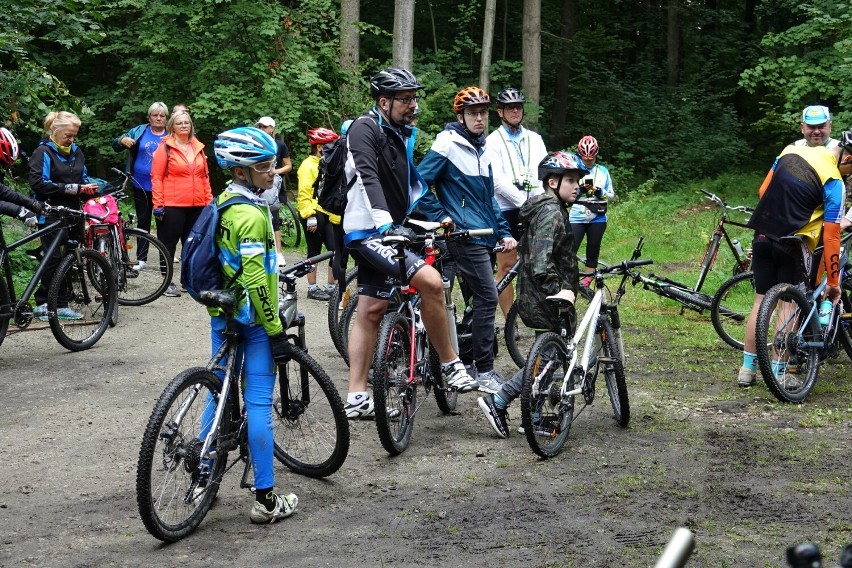 Blisko 80 osób na rajdzie rowerowym ścieżkami doliny Białej Głuchołaskiej. Zobacz zdjęcia