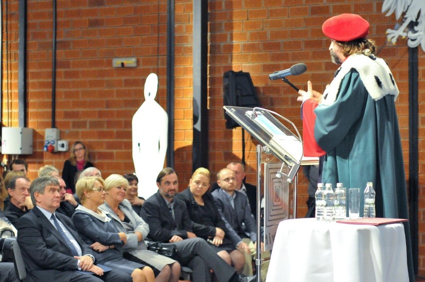 Rektor Mariusz Grzegorzek powitał nowych studentów.