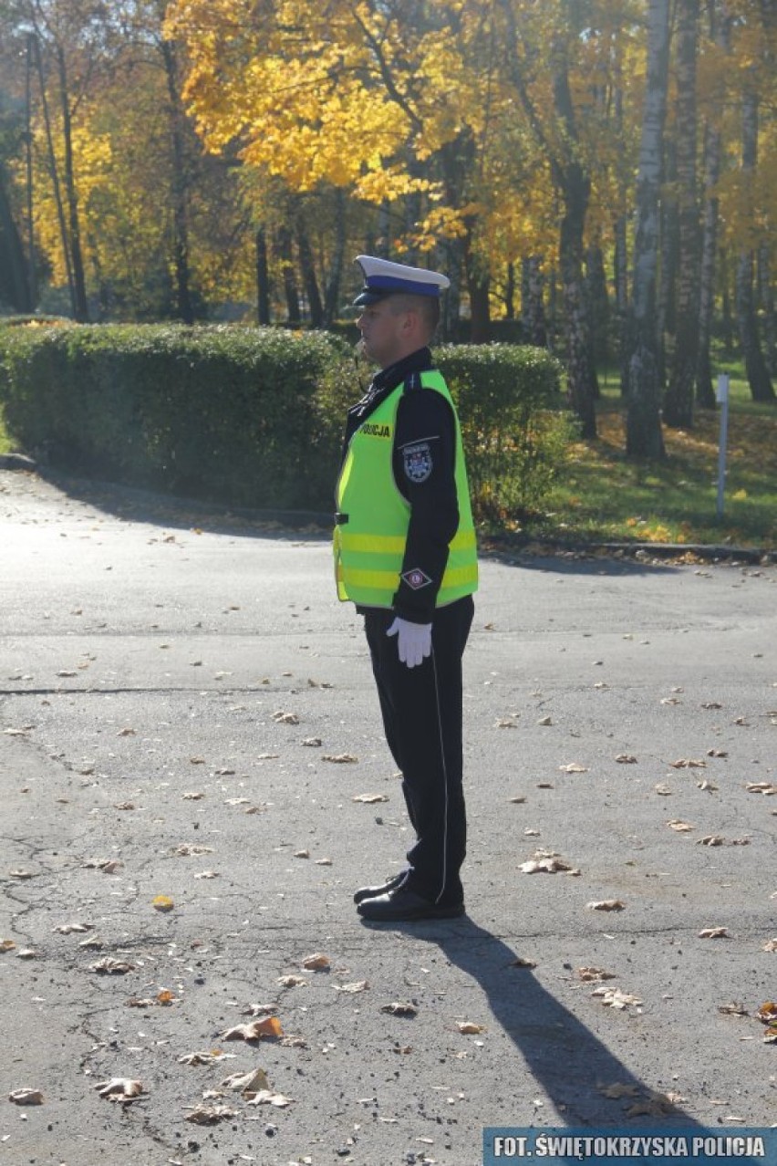 4. Policjant stojący do kierowcy bokiem prawym lub lewym –...
