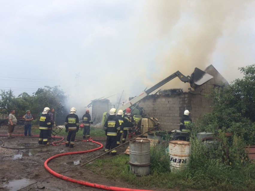 Pożar stodoły w Kochanowie od uderzenia pioruna