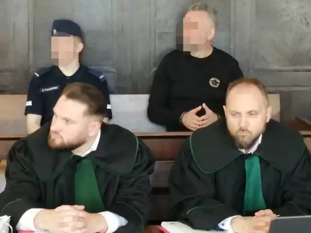 Ława oskarżonych z Januszem Sz. i z przodu jego dwaj obrońcy z wyboru - adwokaci Dariusz Jasak (z prawej) i Łukasz Kwiatkowski.