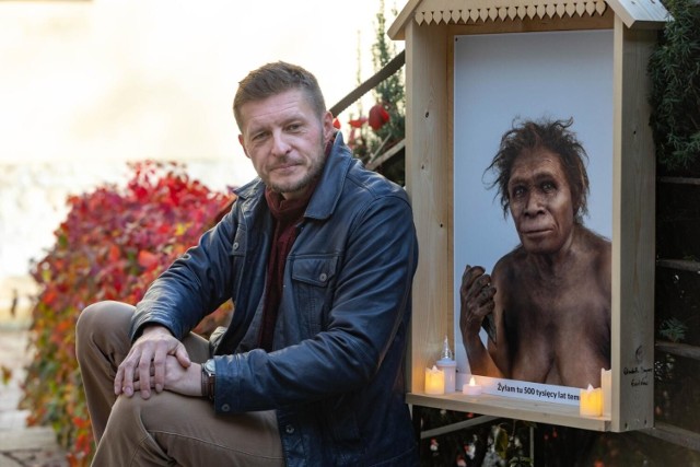 Andrzej Muszyński i kobieta z gatunku homo heidelbergensis, żyjącą ok. pół miliona lat temu. Tę kapliczkę można napotkać przy Muzeum Archeologicznym