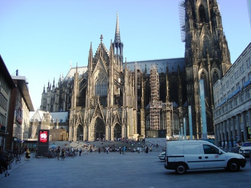 Wizytówką miasta jest gotycka katedra - Kölner Dom. Stanowi...
