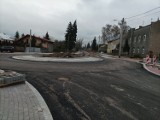 Trwa budowa nowego ronda na skrzyżowaniu ul. Mireckiego ze Szczęśliwą w Tomaszowie. Pierwsza warstwa asfaltu już jest [ZDJĘCIA]