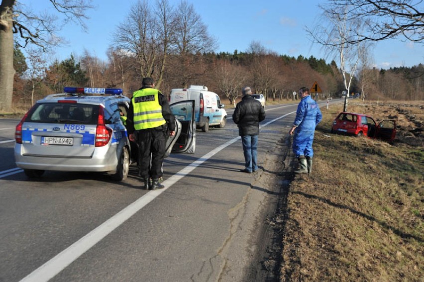 Kolizja trzech aut w Zimowiskach na drodze krajowej nr 21 Słupsk - Ustka - FOTO