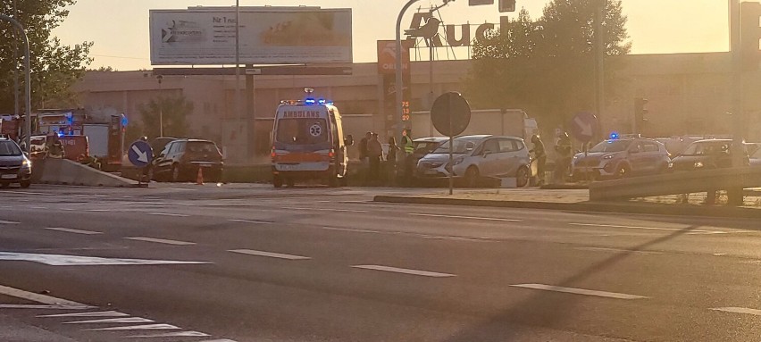 Groźny wypadek na DK44 w Mikołowie. Na miejscu służby ratownicze, strażacy i policjanci