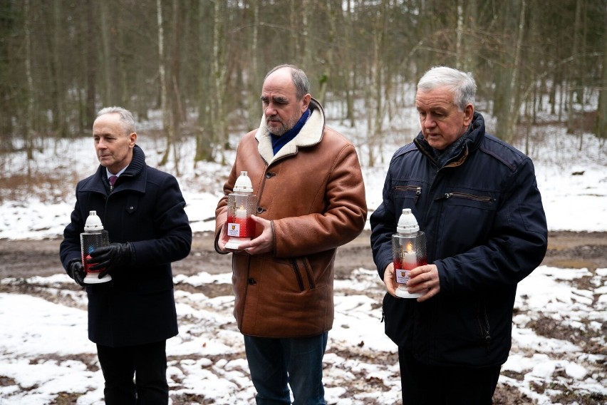 Rajd pamięci z okazji 160. rocznicy wybuchu Powstania Styczniowego. Samorządowcy, mundurowi i młodzież odwiedzili miejsca pamięci 