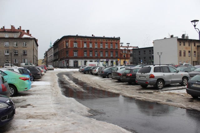 Parking na terenie dawnych zakładów Tarmilo w Tarnowskich Górach przeżywa istne oblężenie. Ciężko znaleźć tu wolne miejsce w dniu roboczym. Zobacz zdjęcia >>>