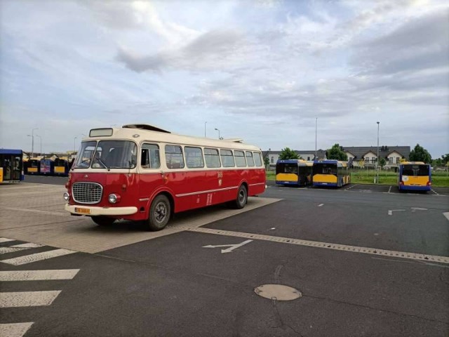 Autobus został wyprodukowany w 1977 roku, więc ma 45 lat