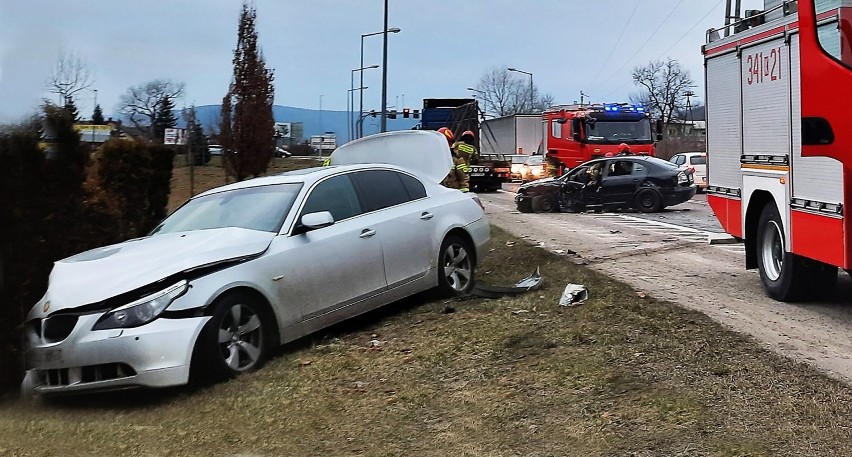 Dwie osoby ranne. Dwa auta rozbite. Zablokowane drogi krajowe nr 75 i nr 28