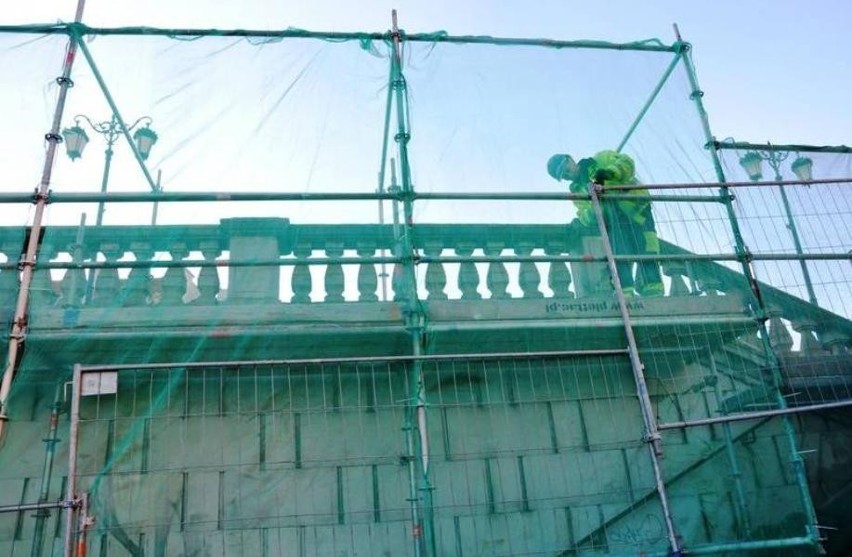 Rozpoczął się kolejny etap remontu muru przy Zamku Królewskim (ZDJĘCIA)