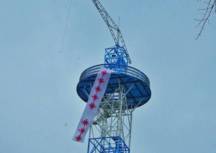 Baner, który wisiał na wieży spadochronowej w Katowicach