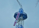 Katowice. Baner z hasłem Strajku Kobiet na wieży spadochronowej w parku Kościuszki. Przecież to miejsce pamięci!