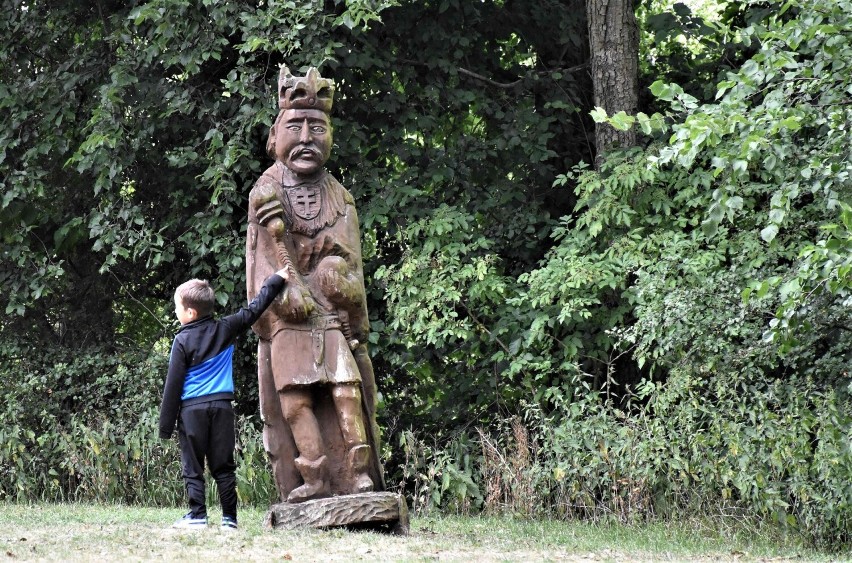 Zrekonstruowana fortalicja w Mrówkach położona jest nad jez....