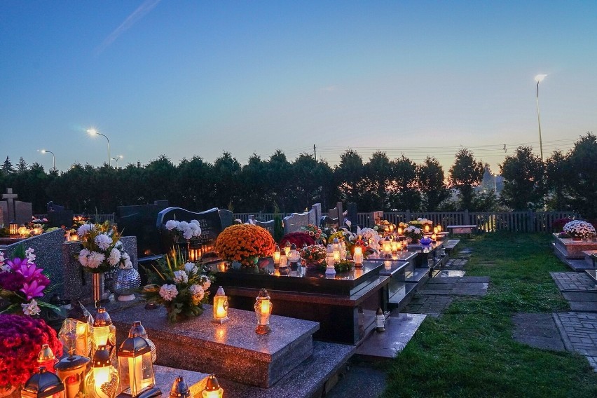 Cmentarz w Kazimierzy Wielkiej przepiękne rozświetlony blaskiem zniczy. Te widoki robią niesamowite wrażenie. Zobaczcie zdjęcia